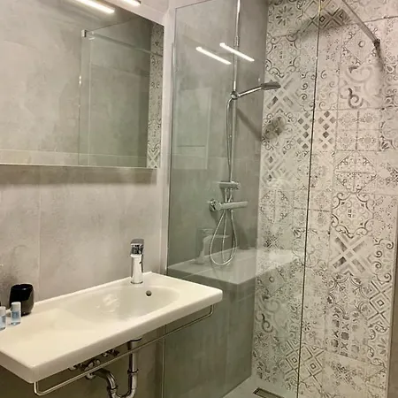 Deluxe Mandic * Omis